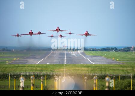 Prestwick, Schottland, Großbritannien. August 2020. Im Bild: Am 75. Jahrestag des VJ Day (Victory in Japan Day), der das Ende des Zweiten Weltkriegs feiert, sieht man das Royal Airforce (RAF)-Kunstflugteam der Roten Pfeile, das vom Prestwick International Airport auf dem Weg nach Belfast für die nächste Etappe ihres nächsten Flugs abfliegt. Schließlich endet in London später an diesem Abend für einen Flipper. Quelle: Colin Fisher/Alamy Live News Stockfoto