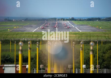 Prestwick, Schottland, Großbritannien. August 2020. Im Bild: Am 75. Jahrestag des VJ Day (Victory in Japan Day), der das Ende des Zweiten Weltkriegs feiert, sieht man das Royal Airforce (RAF)-Kunstflugteam der Roten Pfeile, das vom Prestwick International Airport auf dem Weg nach Belfast für die nächste Etappe ihres nächsten Flugs abfliegt. Schließlich endet in London später an diesem Abend für einen Flipper. Quelle: Colin Fisher/Alamy Live News Stockfoto