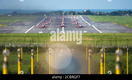 Prestwick, Schottland, Großbritannien. August 2020. Im Bild: Am 75. Jahrestag des VJ Day (Victory in Japan Day), der das Ende des Zweiten Weltkriegs feiert, sieht man das Royal Airforce (RAF)-Kunstflugteam der Roten Pfeile, das vom Prestwick International Airport auf dem Weg nach Belfast für die nächste Etappe ihres nächsten Flugs abfliegt. Schließlich endet in London später an diesem Abend für einen Flipper. Quelle: Colin Fisher/Alamy Live News Stockfoto