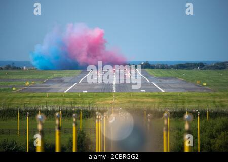 Prestwick, Schottland, Großbritannien. August 2020. Im Bild: Am 75. Jahrestag des VJ Day (Victory in Japan Day), der das Ende des Zweiten Weltkriegs feiert, sieht man das Royal Airforce (RAF)-Kunstflugteam der Roten Pfeile, das vom Prestwick International Airport auf dem Weg nach Belfast für die nächste Etappe ihres nächsten Flugs abfliegt. Schließlich endet in London später an diesem Abend für einen Flipper. Quelle: Colin Fisher/Alamy Live News Stockfoto