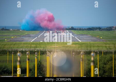 Prestwick, Schottland, Großbritannien. August 2020. Im Bild: Am 75. Jahrestag des VJ Day (Victory in Japan Day), der das Ende des Zweiten Weltkriegs feiert, sieht man das Royal Airforce (RAF)-Kunstflugteam der Roten Pfeile, das vom Prestwick International Airport auf dem Weg nach Belfast für die nächste Etappe ihres nächsten Flugs abfliegt. Schließlich endet in London später an diesem Abend für einen Flipper. Quelle: Colin Fisher/Alamy Live News Stockfoto