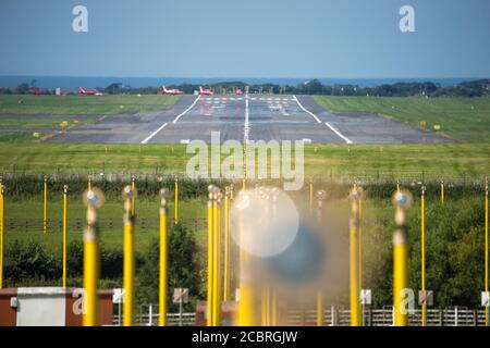 Prestwick, Schottland, Großbritannien. August 2020. Im Bild: Am 75. Jahrestag des VJ Day (Victory in Japan Day), der das Ende des Zweiten Weltkriegs feiert, sieht man das Royal Airforce (RAF)-Kunstflugteam der Roten Pfeile, das vom Prestwick International Airport auf dem Weg nach Belfast für die nächste Etappe ihres nächsten Flugs abfliegt. Schließlich endet in London später an diesem Abend für einen Flipper. Quelle: Colin Fisher/Alamy Live News Stockfoto