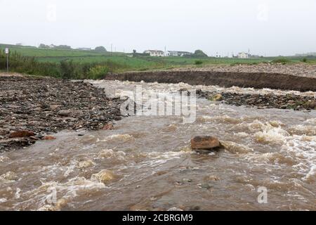 Red Strand, Cork, Irland. August 2020. Ein Strom von Kaskaden den Strand hinunter waschen weg den Sand in Red Strand, Co. Cork, Irland. - Credit; David Creedon / Alamy Live News Stockfoto