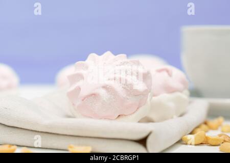 weihnachtskonzept. Zartes Marshmallow in hellen Farben mit grauem Hintergrund. Neujahr Süßigkeiten Stockfoto