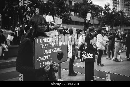 Eindhoven, Niederlande, 6/6/2020, Black Lives Matter Protest, Frau hält ein Schild mit der Aufschrift "Ich verstehe, dass ich nie verstehen werde..." Stockfoto