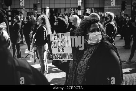 Eindhoven, Niederlande, 6/6/2020, Black Lives Matter Protest, Frau hält ein Schild mit der Aufschrift "Ende Rassismus und Diskriminierung" Stockfoto