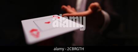 Spieler wirft Spielkarte Stockfoto