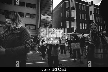 Eindhoven, Niederlande, 6/6/2020, Black Lives Matter Protest, Frau hält ein Schild mit der Aufschrift "Silence is Compliance" Stockfoto