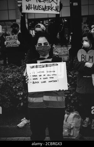 Eindhoven, Niederlande, 6/6/2020, Black Lives Matter Protest während der covid-19 Pandemie, soziale Fernmahnung während der Demonstration. Stockfoto