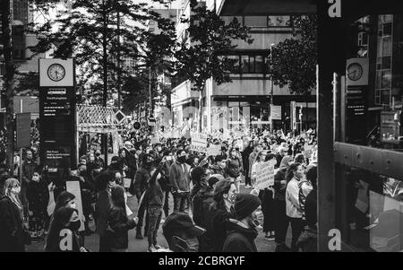 Eindhoven, Niederlande, 6/6/2020, eine Gruppe von Menschen, die für die Bewegung der Schwarzen Leben Materie demonstrieren Stockfoto