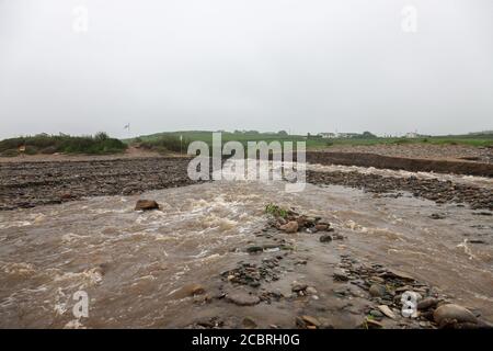 Red Strand, Cork, Irland. August 2020. Ein Strom von Kaskaden den Strand hinunter waschen weg den Sand in Red Strand, Co. Cork, Irland. - Bild; David Creedon / Anzenberger Stockfoto