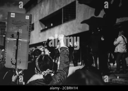 Eindhoven, Niederlande, 6/6/2020, Black Lives Matter Protest, Frau hält ihre Faust in der Luft, während sie einen Latexhandschuh während eines schwarzen Live ma trägt Stockfoto