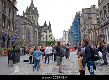 Edinburgh Stadtzentrum, Schottland, Großbritannien. 15. August 2020. Menschen im Stadtzentrum Royal Mile. Die Bürgersteige der Stadt schienen während der Coronavirus-Pandemie in den letzten fünf Monaten geschäftiger zu sein, als sie es waren. .May führt zu einem Bonus für den Einzelhandel. Plus Publikum für Street Performer auf Royal Mile. Stockfoto