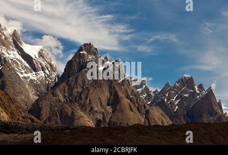 trango Türme und namenlose Türme sind hohe Felsen in Pakistan Landschaften von skardu, hunza Karakorum Bereich in gilgit baltistan, Stockfoto