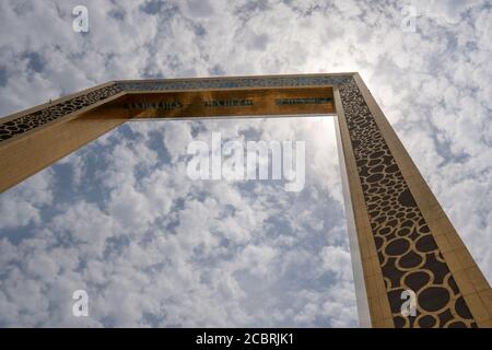 'Dubai, Vereinigte Arabische Emirate - 8/11/2020: The Dubai Frame Moderne Architektur in der Innenstadt goldene Farbe an einem blauen Himmel sonnigen Tag.' Stockfoto