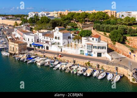 Menorca, Spanien - 15. Oktober 2019: Der Hafen von Ciutadella befindet sich im westlichen Teil der Insel Menorca Stockfoto