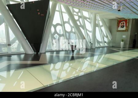 'Dubai, Vereinigte Arabische Emirate - 8/11/2020: The Dubai Frame Moderne Architektur Glasboden Aussichtsplattform auf 150m Innenansicht.' Stockfoto