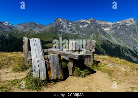 Holztisch und Stühle mit der erstaunlichen Aussicht auf die Italienische Alpen an einer Berghütte Stockfoto