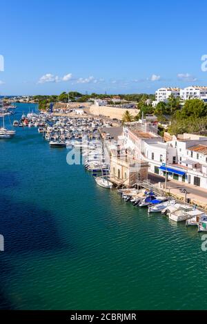 Menorca, Spanien - 15. Oktober 2019: Der Hafen von Ciutadella befindet sich im westlichen Teil der Insel Menorca Stockfoto