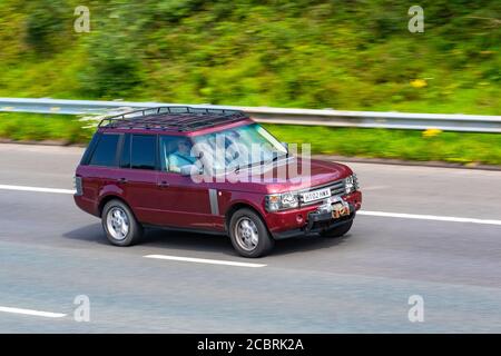 2002 Red Land Rover Range Rover HSE V8 Auto; Fahrzeuge mit Verkehrsbehinderungen, Fahrzeuge, die Fahrzeuge auf britischen Straßen fahren, Motoren, Fahrzeuge auf der Autobahn M6. Stockfoto