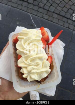 Belgische Waffel mit weißer Schlagsahne und Erdbeeren darauf. Brüssel, Belgien. Stockfoto