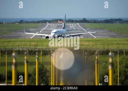 Prestwick, Schottland, Großbritannien. August 2020. Im Bild: Das Backup Red Arrow Flugzeug, das 20 Minuten hinter dem Rest des Geschwaders von Prestwick abfliegt. Am 75. Jahrestag des VJ Day (Victory in Japan Day), der das Ende des Zweiten Weltkriegs feiert, wird das Royal Airforce (RAF) Red Arrows Kunstflugteam vom Prestwick International Airport auf dem Weg nach Belfast für die nächste Etappe ihres nächsten Flugs abheben. Schließlich endet in London später an diesem Abend für einen Flipper. Quelle: Colin Fisher/Alamy Live News Stockfoto