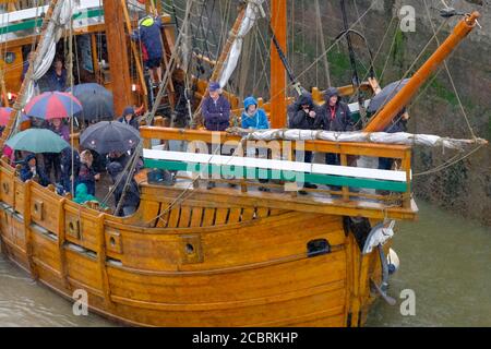 Bristol, 15. August 2020. An einem trüben Regentag in Bristol the Matthew verlässt ein nachahmtes Segelschiff aus dem 15. Jahrhundert den Hafen für eine Kreuzfahrt entlang des Flusses Avon durch die Avon-Schlucht. Die Ausflüge sind sowohl bei Einheimischen als auch bei Besuchern beliebt, die für einen typisch britischen Sommertag gekleidet sind. Die Matthew ist ein kleines Schiff, aber die Reise ist immer noch Covid-19 konform. Kredit: JMF Nachrichten/Alamy Live Nachrichten Stockfoto