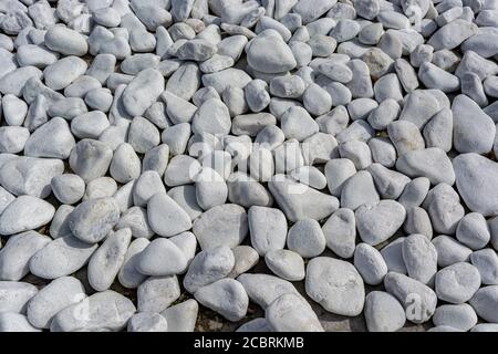 Weiße dekorative runde Steine, Hintergrund und Textur Stockfoto