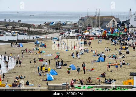 Lyme Regis, Dorset, Großbritannien. August 2020. Wetter in Großbritannien. Der Strand am Badeort Lyme Regis in Dorset ist mit Urlaubern an einem warmen bewölkten Nachmittag beschäftigt. Bild: Graham Hunt/Alamy Live News Stockfoto