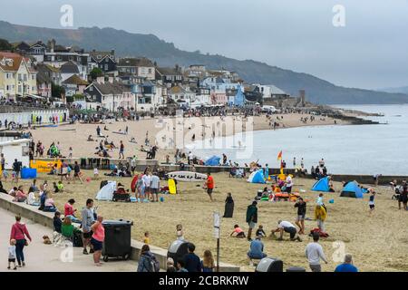 Lyme Regis, Dorset, Großbritannien. August 2020. Wetter in Großbritannien. Der Strand am Badeort Lyme Regis in Dorset ist mit Urlaubern an einem warmen bewölkten Nachmittag beschäftigt. Bild: Graham Hunt/Alamy Live News Stockfoto