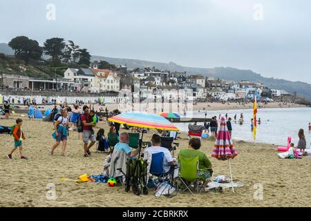 Lyme Regis, Dorset, Großbritannien. August 2020. Wetter in Großbritannien. Der Strand am Badeort Lyme Regis in Dorset ist mit Urlaubern an einem warmen bewölkten Nachmittag beschäftigt. Bild: Graham Hunt/Alamy Live News Stockfoto