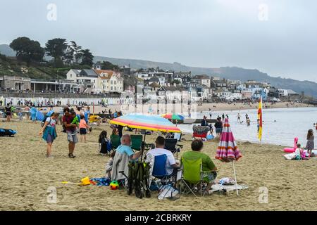 Lyme Regis, Dorset, Großbritannien. August 2020. Wetter in Großbritannien. Der Strand am Badeort Lyme Regis in Dorset ist mit Urlaubern an einem warmen bewölkten Nachmittag beschäftigt. Bild: Graham Hunt/Alamy Live News Stockfoto