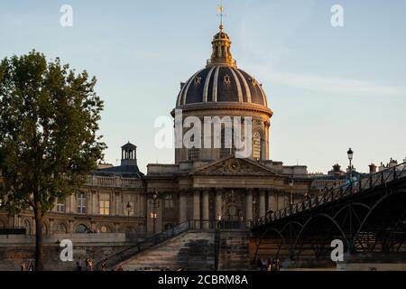 Das Institut von Frankreich aus gesehen von der Pont des Arts. Das Institut von Frankreich ist eine Französisch gelernt Gesellschaft sowie Museum. Andere Royal Society waren Stockfoto