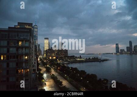 Die Nacht fällt auf den New Yorker Hafen, mit Blick nach Süden entlang der West Street in Richtung World Trade Center. Stockfoto