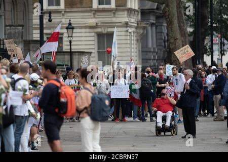 London, Großbritannien. August 2020. In Whitehall protestieren die Menschen gegen die Korruption in der libanesischen und belarussischen Regierung nach der gewaltigen Explosion in Beirut und den gewaltsamen Zusammenstößen in Belarus. Kredit: Liam Asman/Alamy Live Nachrichten Stockfoto