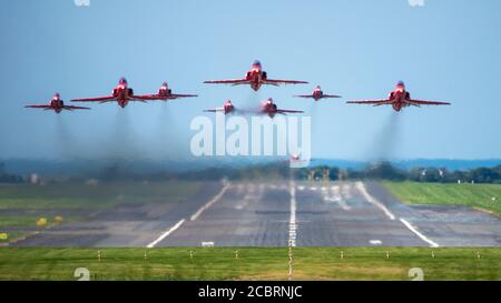 Prestwick, Schottland, Großbritannien. August 2020. Im Bild: Am 75. Jahrestag des VJ Day (Victory in Japan Day), der das Ende des Zweiten Weltkriegs feiert, sieht man das Royal Airforce (RAF)-Kunstflugteam der Roten Pfeile, das vom Prestwick International Airport auf dem Weg nach Belfast für die nächste Etappe ihres nächsten Flugs abfliegt. Schließlich endet in London später an diesem Abend für einen Flipper. Quelle: Colin Fisher/Alamy Live News Stockfoto