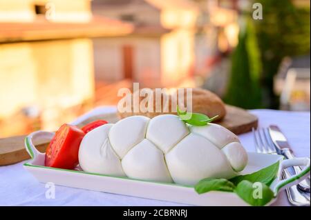 Frische, weiche italienische Käsezopf-Mozzarella-Büffel aus italienischer Büffelmilch nach Pasta-Filata-Methode in Amaseno, Latium, Italien Stockfoto