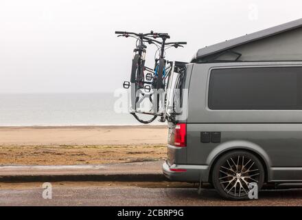 Garrylucas, Cork, Irland. August 2020. Ein VW Transporter Wohnmobil mit zwei Fahrrädern, die am Strand in Garrylucas, Co. Cork, Irland, geparkt sind. - Credit; David Creedon / Alamy Live News Stockfoto