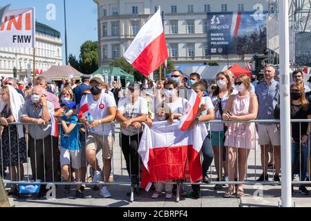 Warschau, Polen. August 2020. 15. August 2020, Warschau, Polen: Pilsudski-Platz - Fest des polnischen Armeeurlaubs - feierlicher Briefing-Wachmann am Grab des unbekannten Soldaten mit der Teilnahme des Präsidenten der Republik Polen Andrzej Duda und geladenen Gästen.auf dem Foto: Credit: Grzegorz Banaszak/ZUMA Wire/Alamy Live News Stockfoto