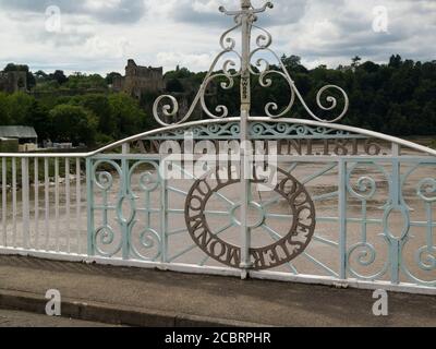 Old Wye Road Bridge Schild Chepstow Monmouthshire South Wales UK Gusseisenbrücke gebaut 1816 Blick über Chepstow Castle, Stockfoto