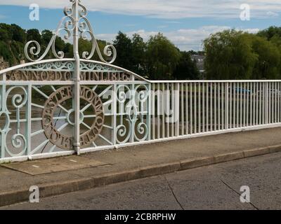 Old Wye Road Bridge Schild Chepstow Monmouthshire South Wales Großbritannien Gusseisen Brücke gebaut 1816 Blick entlang des Flusses Wye Stockfoto