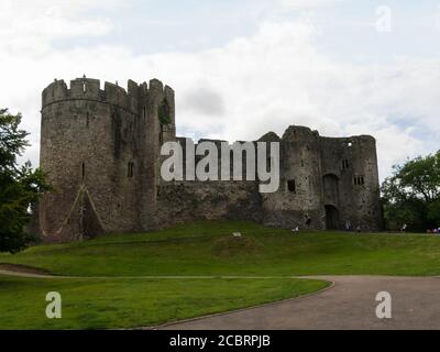 Haupttor Eingang in den Ruinen von Chepstow Castle Chepstow Monmouthshire South Wales UK älteste noch erhaltene poströmische Steinbefestigung in Großbritannien Stockfoto