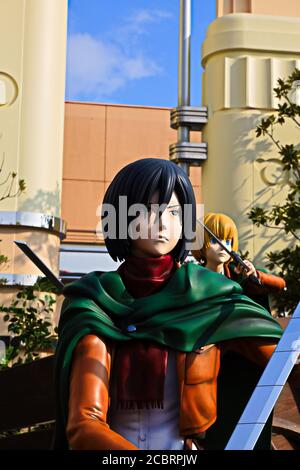 Klonoid-Statue von Mikasa Ackerman aus Angriff auf Titan ( Shingeki no Kyojin ) /Rennen um das Überleben XR Fahrt in den Universal Studios japan. Stockfoto