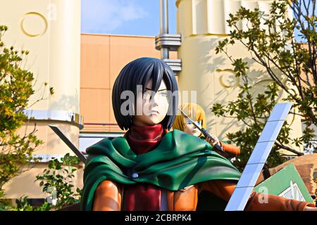 Klonoid-Statue von Mikasa Ackerman aus Angriff auf Titan ( Shingeki no Kyojin ) /Rennen um das Überleben XR Fahrt in den Universal Studios japan. Stockfoto