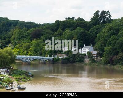 Blick entlang des Flusses Wye zur Old Wye Road Bridge Chepstow Monomouthshire South Wales UK längste gusseiserne Straßenbrücke der Welt Stockfoto