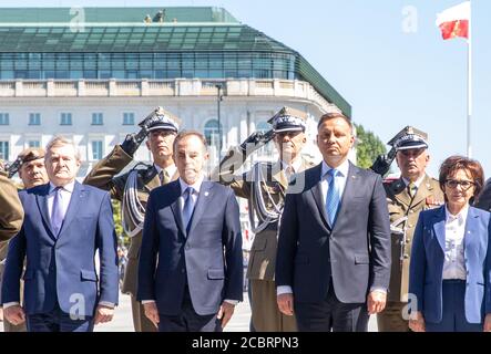 Warschau, Polen. August 2020. 15. August 2020, Warschau, Polen: Pilsudski-Platz - Fest des polnischen Armeeurlaubs - feierlicher Briefing-Wachmann am Grab des unbekannten Soldaten mit Teilnahme des Präsidenten der Republik Polen Andrzej Duda und geladenen Gästen.auf dem Foto: Präsident der Republik Polen Andrzej Duda, Senatssprecher Tomasz Grodzki, Marschall des Sejm Elzbieta Witek Quelle: Grzegorz Banaszak/ZUMA Wire/Alamy Live News Stockfoto