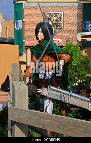 Klonoid-Statue von Mikasa Ackerman aus Angriff auf Titan ( Shingeki no Kyojin ) /Rennen um das Überleben XR Fahrt in den Universal Studios japan. Stockfoto