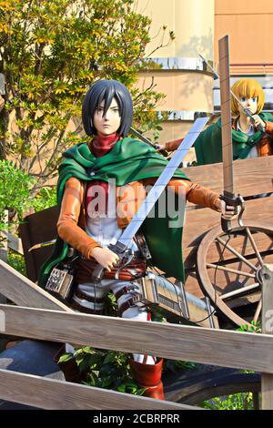 Klonoid-Statue von Mikasa Ackerman aus Angriff auf Titan ( Shingeki no Kyojin ) /Rennen um das Überleben XR Fahrt in den Universal Studios japan. Stockfoto