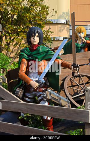 Klonoid-Statue von Mikasa Ackerman aus Angriff auf Titan ( Shingeki no Kyojin ) /Rennen um das Überleben XR Fahrt in den Universal Studios japan. Stockfoto