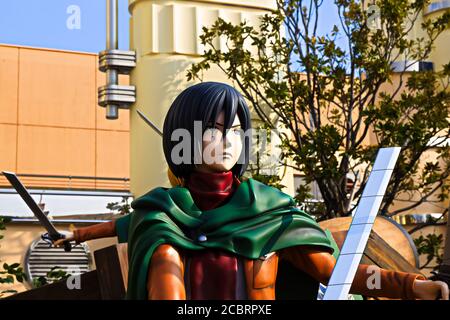 Klonoid-Statue von Mikasa Ackerman aus Angriff auf Titan ( Shingeki no Kyojin ) /Rennen um das Überleben XR Fahrt in den Universal Studios japan. Stockfoto